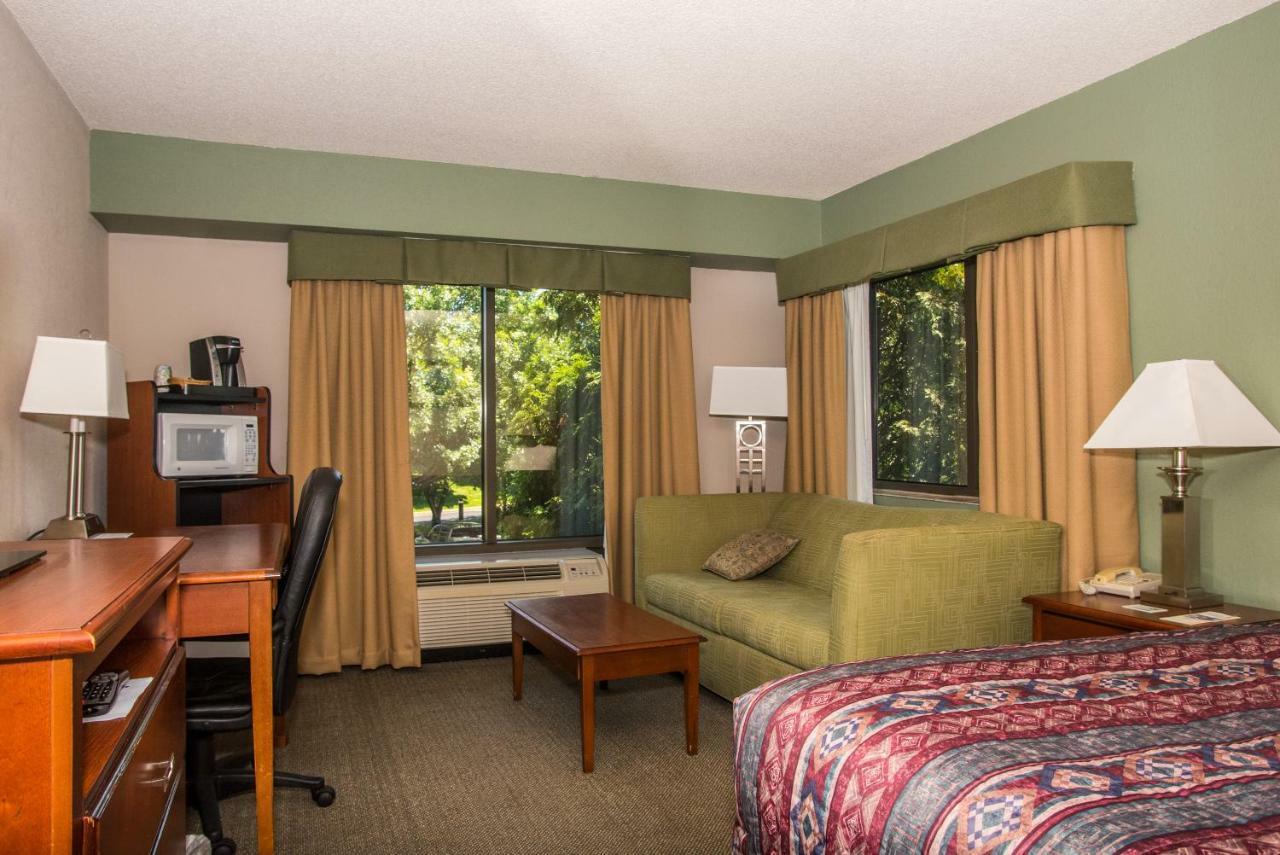 Round Hill Hotel 3*