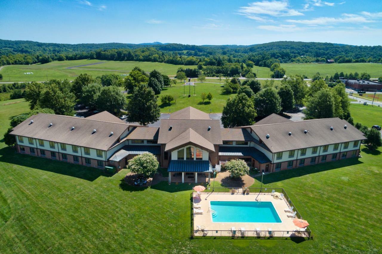 Round Hill Hotel 3*